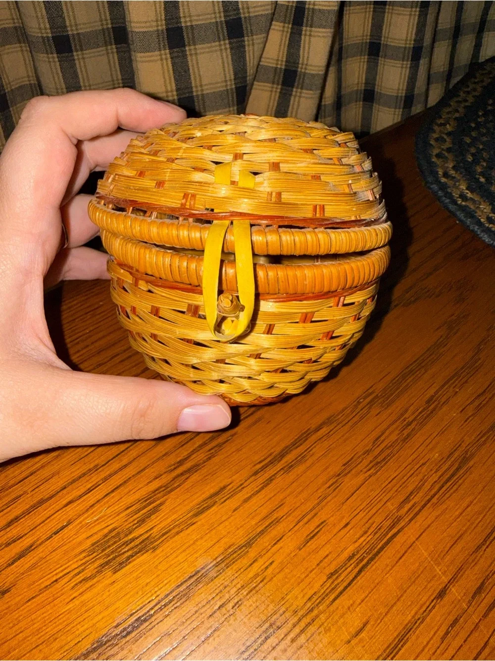 N/A handwoven round